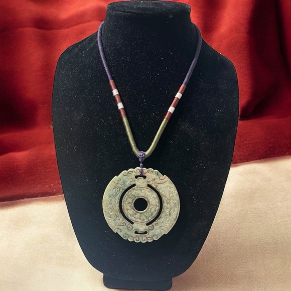 Vintage…Elegant Jade Pendant Necklace - Picture 3 of 8